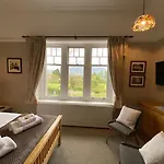 فندق مبيت وإفطار Lakeside Country 4*
